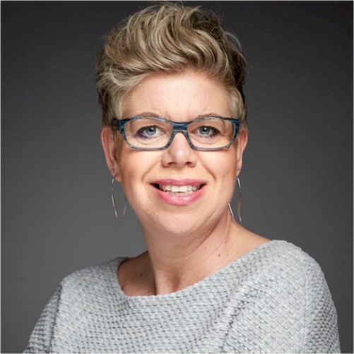 CLAUDIA TOET